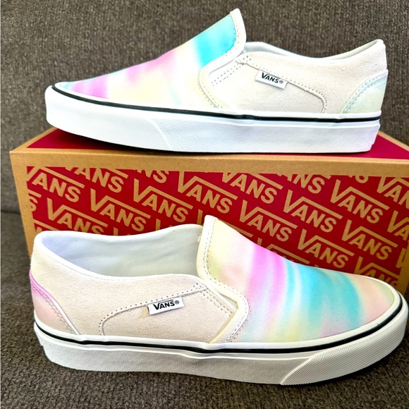 NWT Vans Women’s 7.5 Shoes - Picture 1 of 4